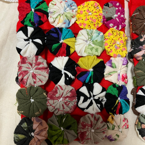 パッチワーク ミニポーチ 携帯ケース 小物入れ ヨーヨーキルト2個 巾着  