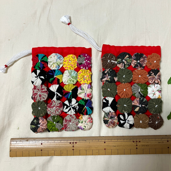 パッチワーク ミニポーチ 携帯ケース 小物入れ ヨーヨーキルト2個 巾着  