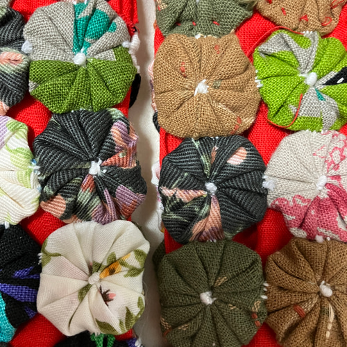 パッチワーク ミニポーチ 携帯ケース 小物入れ ヨーヨーキルト2個 巾着  