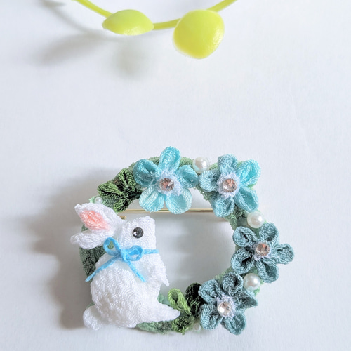 ネモフィラとうさぎちゃんのリングブローチ。つまみ細工。 ブローチ さ