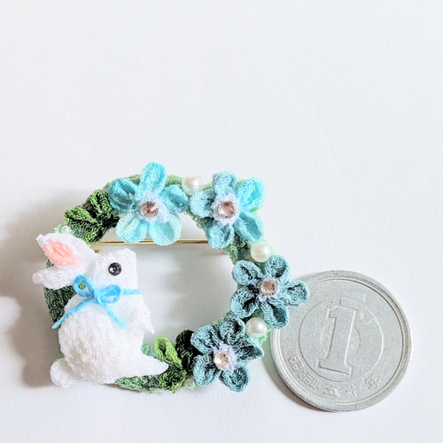 ネモフィラとうさぎちゃんのリングブローチ。つまみ細工。 ブローチ さ