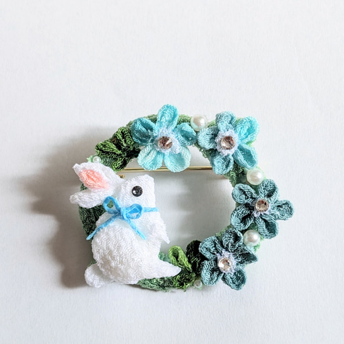 ネモフィラとうさぎちゃんのリングブローチ。つまみ細工。 ブローチ さ