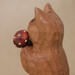 「毒キノコを差し出す猫」猫の木彫り ネコの置物（木材：チェリー、ウォルナットなど）（No.N0012） 14枚目の画像