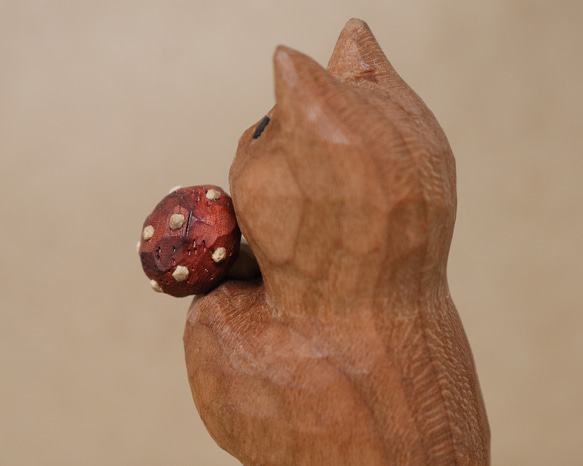 「毒キノコを差し出す猫」猫の木彫り ネコの置物（木材：チェリー、ウォルナットなど）（No.N0012） 14枚目の画像
