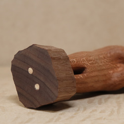 「毒キノコを差し出す猫」猫の木彫り ネコの置物（木材：チェリー、ウォルナットなど）（No.N0012） 18枚目の画像