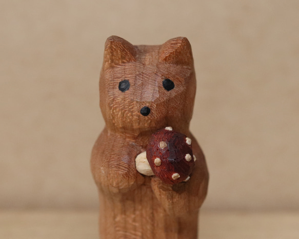 「毒キノコを差し出す猫」猫の木彫り ネコの置物（木材：チェリー、ウォルナットなど）（No.N0012） 4枚目の画像