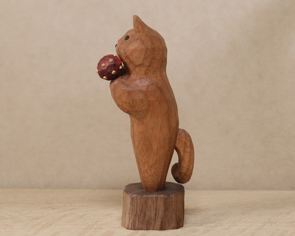 「毒キノコを差し出す猫」猫の木彫り ネコの置物（木材：チェリー、ウォルナットなど）（No.N0012） 7枚目の画像