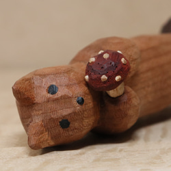 「毒キノコを差し出す猫」猫の木彫り ネコの置物（木材：チェリー、ウォルナットなど）（No.N0012） 17枚目の画像