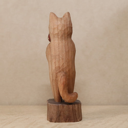 「毒キノコを差し出す猫」猫の木彫り ネコの置物（木材：チェリー、ウォルナットなど）（No.N0012） 9枚目の画像