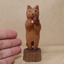 「毒キノコを差し出す猫」猫の木彫り ネコの置物（木材：チェリー、ウォルナットなど）（No.N0012） 19枚目の画像