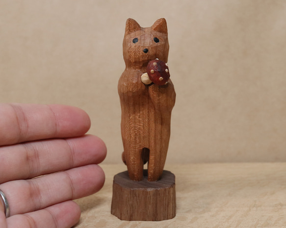 「毒キノコを差し出す猫」猫の木彫り ネコの置物（木材：チェリー、ウォルナットなど）（No.N0012） 19枚目の画像