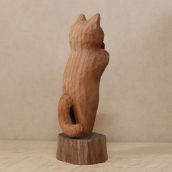 「毒キノコを差し出す猫」猫の木彫り ネコの置物（木材：チェリー、ウォルナットなど）（No.N0012） 10枚目の画像