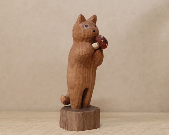 「毒キノコを差し出す猫」猫の木彫り ネコの置物（木材：チェリー、ウォルナットなど）（No.N0012） 12枚目の画像