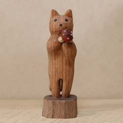 「毒キノコを差し出す猫」猫の木彫り ネコの置物（木材：チェリー、ウォルナットなど）（No.N0012） 2枚目の画像