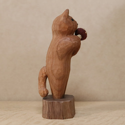 「毒キノコを差し出す猫」猫の木彫り ネコの置物（木材：チェリー、ウォルナットなど）（No.N0012） 11枚目の画像