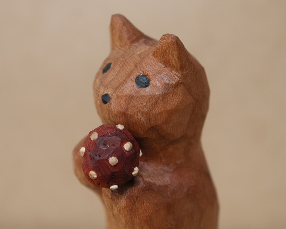 「毒キノコを差し出す猫」猫の木彫り ネコの置物（木材：チェリー、ウォルナットなど）（No.N0012） 15枚目の画像