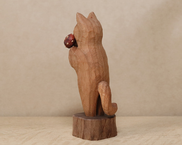 「毒キノコを差し出す猫」猫の木彫り ネコの置物（木材：チェリー、ウォルナットなど）（No.N0012） 8枚目の画像