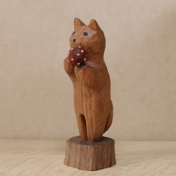 「毒キノコを差し出す猫」猫の木彫り ネコの置物（木材：チェリー、ウォルナットなど）（No.N0012） 6枚目の画像