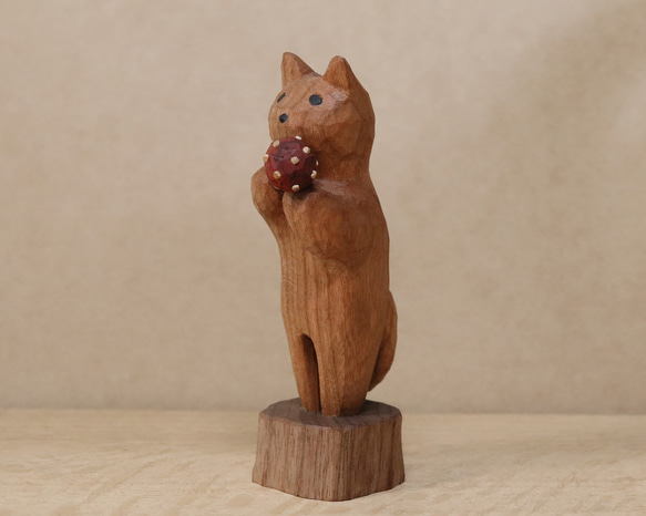 「毒キノコを差し出す猫」猫の木彫り ネコの置物（木材：チェリー、ウォルナットなど）（No.N0012） 6枚目の画像