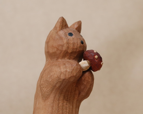 「毒キノコを差し出す猫」猫の木彫り ネコの置物（木材：チェリー、ウォルナットなど）（No.N0012） 13枚目の画像