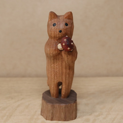 「毒キノコを差し出す猫」猫の木彫り ネコの置物（木材：チェリー、ウォルナットなど）（No.N0012） 3枚目の画像