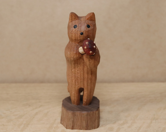 「毒キノコを差し出す猫」猫の木彫り ネコの置物（木材：チェリー、ウォルナットなど）（No.N0012） 3枚目の画像