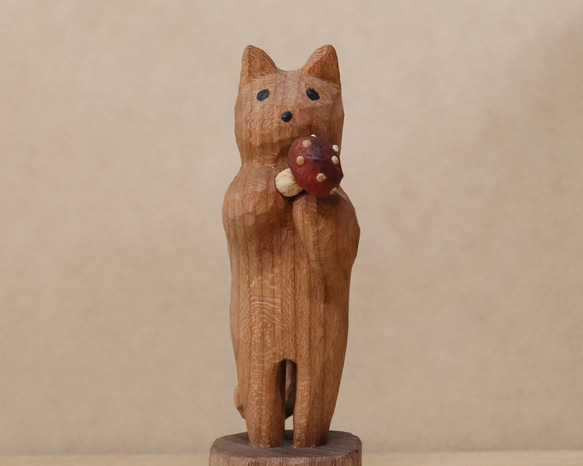 「毒キノコを差し出す猫」猫の木彫り ネコの置物（木材：チェリー、ウォルナットなど）（No.N0012） 1枚目の画像