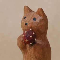 「毒キノコを差し出す猫」猫の木彫り ネコの置物（木材：チェリー、ウォルナットなど）（No.N0012） 5枚目の画像