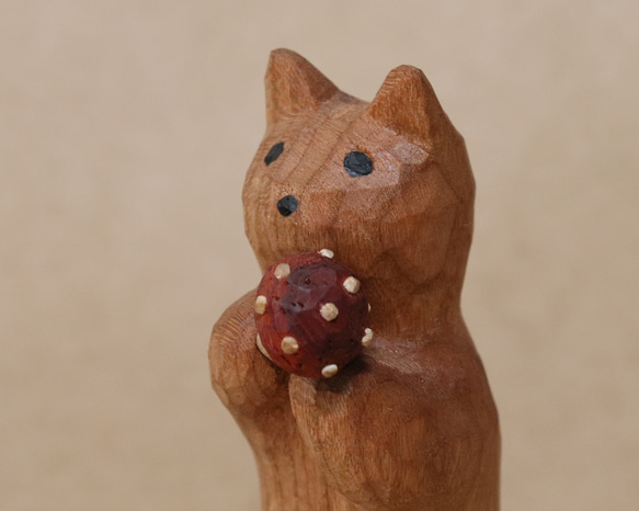 「毒キノコを差し出す猫」猫の木彫り ネコの置物（木材：チェリー、ウォルナットなど）（No.N0012） 5枚目の画像
