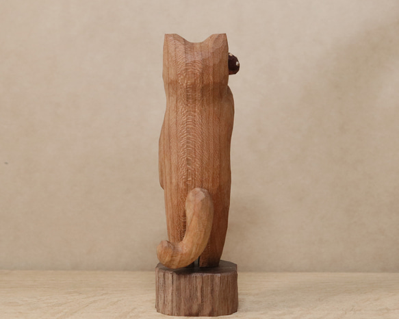 「毒キノコを差し出す猫」猫の木彫り ネコの置物（木材：チェリー、ウォルナットなど）（No.N0013） 8枚目の画像