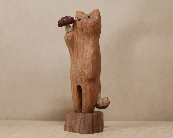「毒キノコを差し出す猫」猫の木彫り ネコの置物（木材：チェリー、ウォルナットなど）（No.N0013） 13枚目の画像