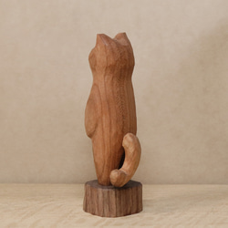 「毒キノコを差し出す猫」猫の木彫り ネコの置物（木材：チェリー、ウォルナットなど）（No.N0013） 7枚目の画像