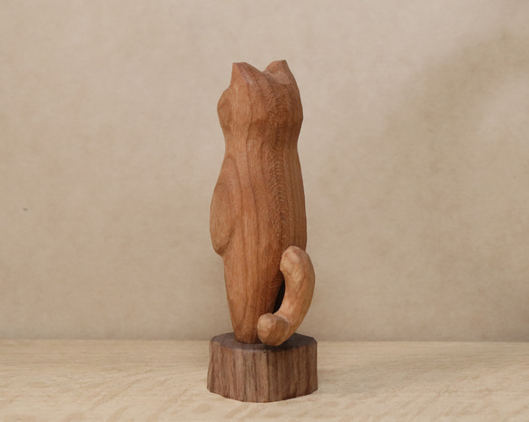 「毒キノコを差し出す猫」猫の木彫り ネコの置物（木材：チェリー、ウォルナットなど）（No.N0013） 7枚目の画像