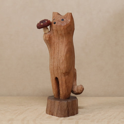 「毒キノコを差し出す猫」猫の木彫り ネコの置物（木材：チェリー、ウォルナットなど）（No.N0013） 5枚目の画像