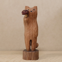 「毒キノコを差し出す猫」猫の木彫り ネコの置物（木材：チェリー、ウォルナットなど）（No.N0013） 2枚目の画像