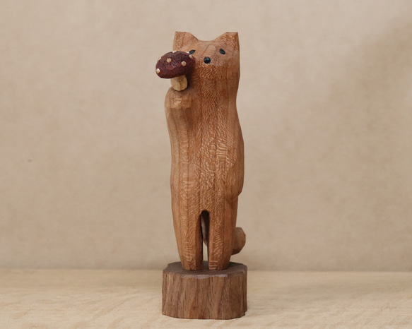「毒キノコを差し出す猫」猫の木彫り ネコの置物（木材：チェリー、ウォルナットなど）（No.N0013） 2枚目の画像