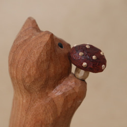 「毒キノコを差し出す猫」猫の木彫り ネコの置物（木材：チェリー、ウォルナットなど）（No.N0013） 14枚目の画像