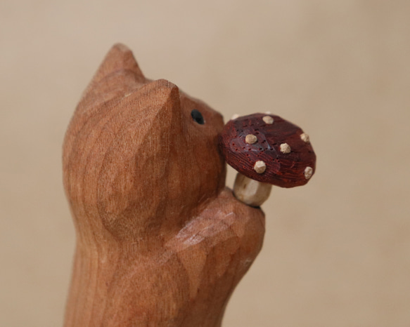 「毒キノコを差し出す猫」猫の木彫り ネコの置物（木材：チェリー、ウォルナットなど）（No.N0013） 14枚目の画像