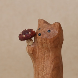 「毒キノコを差し出す猫」猫の木彫り ネコの置物（木材：チェリー、ウォルナットなど）（No.N0013） 12枚目の画像