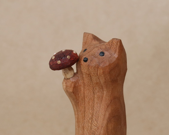 「毒キノコを差し出す猫」猫の木彫り ネコの置物（木材：チェリー、ウォルナットなど）（No.N0013） 12枚目の画像