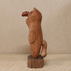 「毒キノコを差し出す猫」猫の木彫り ネコの置物（木材：チェリー、ウォルナットなど）（No.N0013） 6枚目の画像