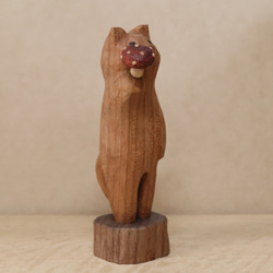 「毒キノコを差し出す猫」猫の木彫り ネコの置物（木材：チェリー、ウォルナットなど）（No.N0013） 11枚目の画像