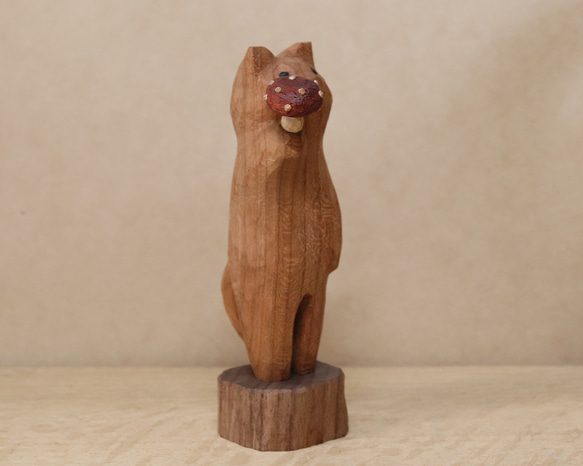 「毒キノコを差し出す猫」猫の木彫り ネコの置物（木材：チェリー、ウォルナットなど）（No.N0013） 11枚目の画像