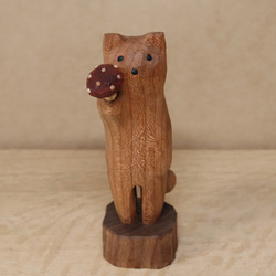 「毒キノコを差し出す猫」猫の木彫り ネコの置物（木材：チェリー、ウォルナットなど）（No.N0013） 3枚目の画像