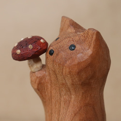「毒キノコを差し出す猫」猫の木彫り ネコの置物（木材：チェリー、ウォルナットなど）（No.N0013） 15枚目の画像