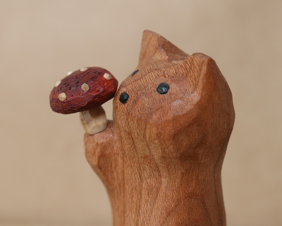 「毒キノコを差し出す猫」猫の木彫り ネコの置物（木材：チェリー、ウォルナットなど）（No.N0013） 15枚目の画像