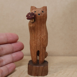 「毒キノコを差し出す猫」猫の木彫り ネコの置物（木材：チェリー、ウォルナットなど）（No.N0013） 19枚目の画像