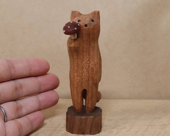 「毒キノコを差し出す猫」猫の木彫り ネコの置物（木材：チェリー、ウォルナットなど）（No.N0013） 19枚目の画像