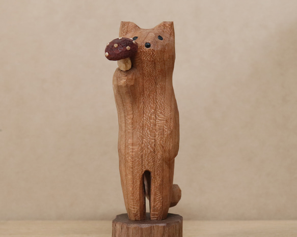 「毒キノコを差し出す猫」猫の木彫り ネコの置物（木材：チェリー、ウォルナットなど）（No.N0013） 1枚目の画像