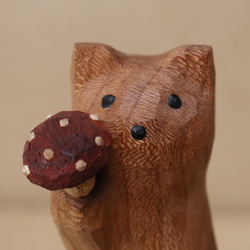 「毒キノコを差し出す猫」猫の木彫り ネコの置物（木材：チェリー、ウォルナットなど）（No.N0013） 4枚目の画像